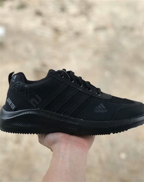 sepatu adidas running hitam.